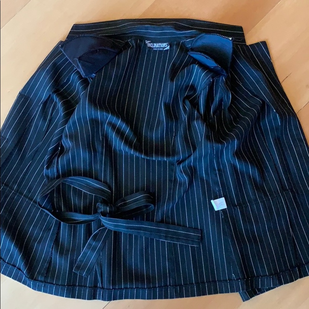 Vintage Pin-striped 90s blazer with belt - Picture 9 of 10